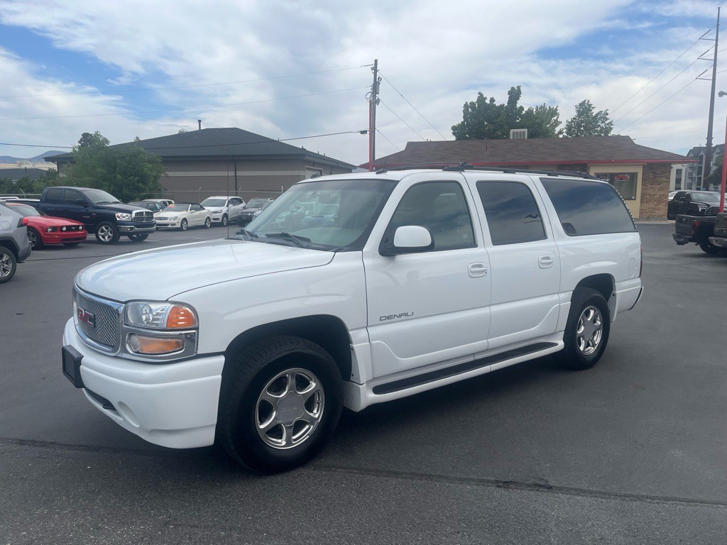 2004 GMC Yukon Image 2