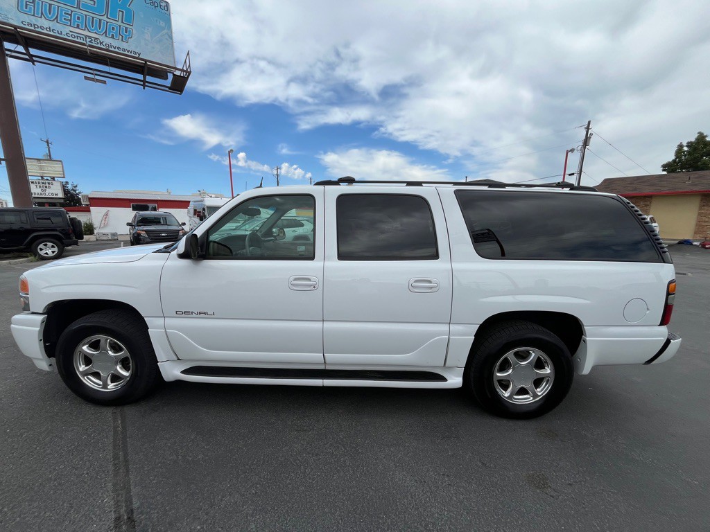 2004 GMC Yukon Image 3
