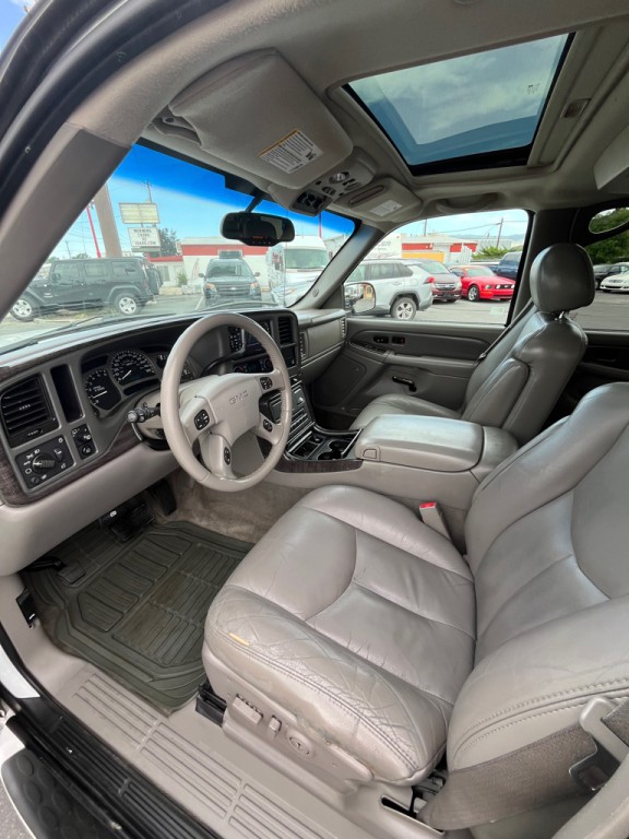 2004 GMC Yukon Image 10