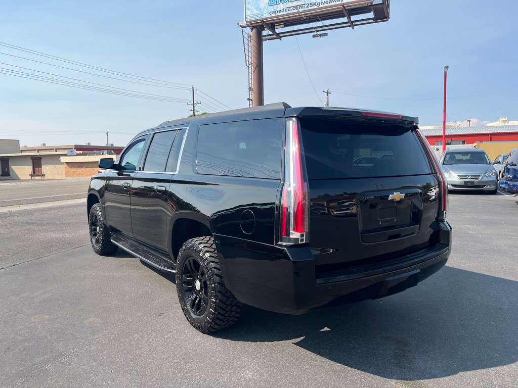 2015 Chevrolet Suburban Image 4