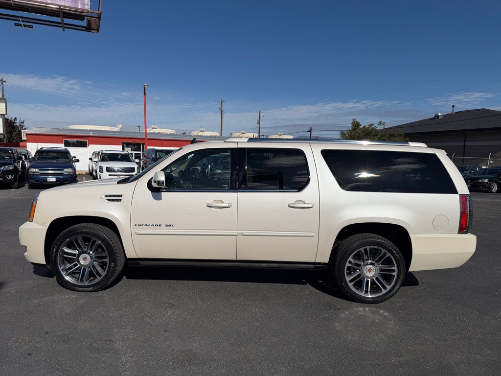 2013 Cadillac Escalade Image 3