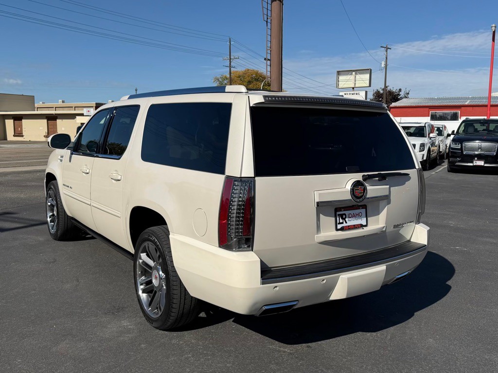 2013 Cadillac Escalade Image 4