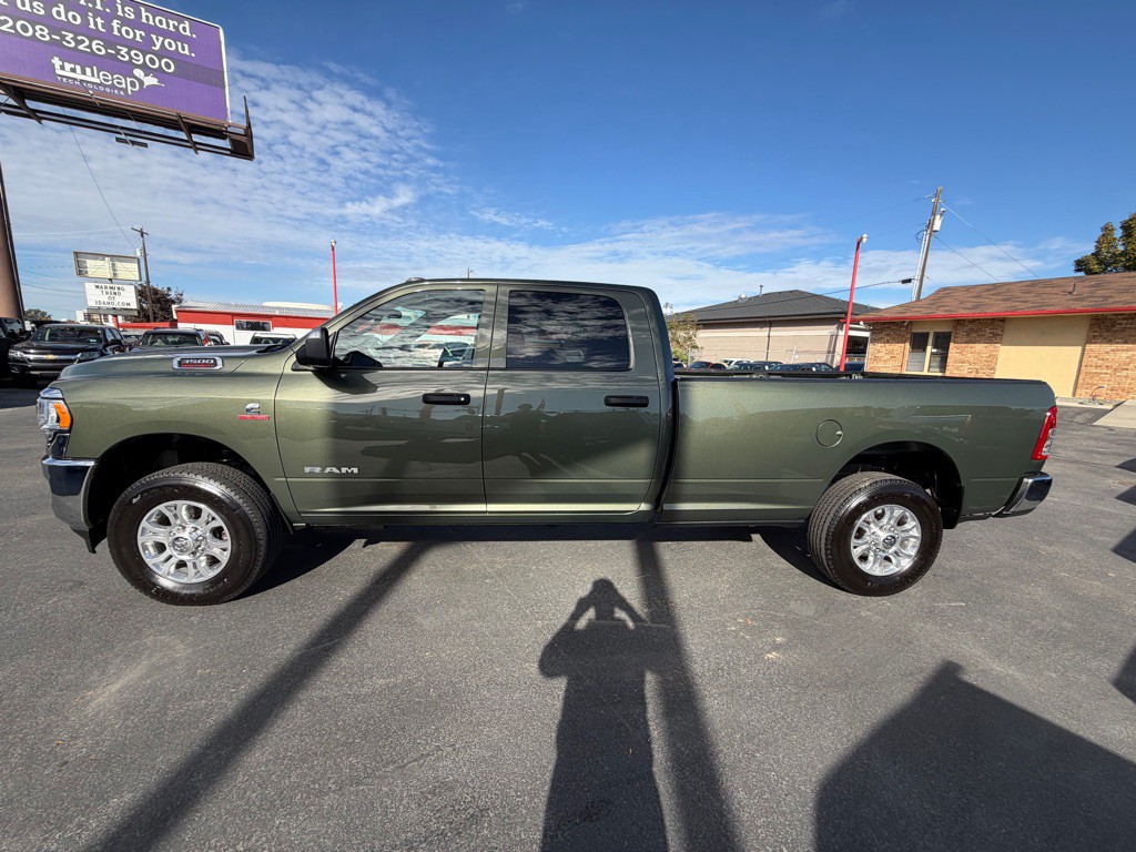 2022 RAM 3500 Image 3