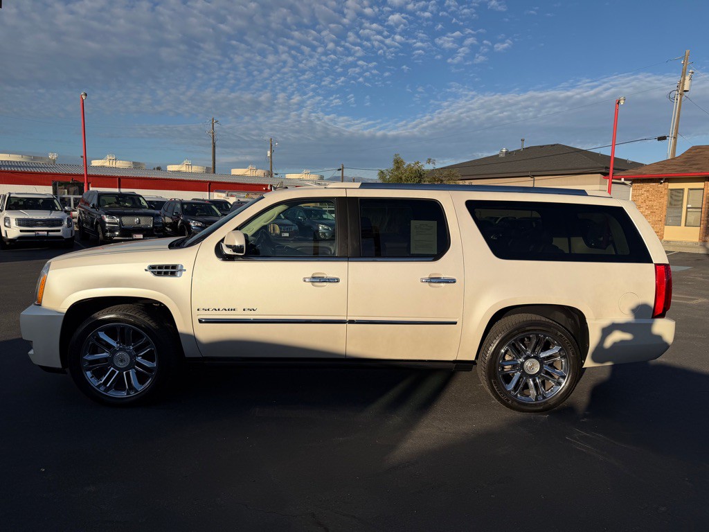 2011 Cadillac Escalade Image 3