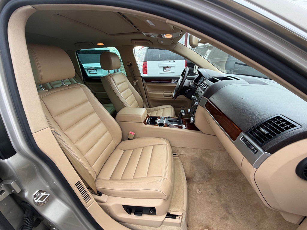 2005 Volkswagen Touareg Image 8