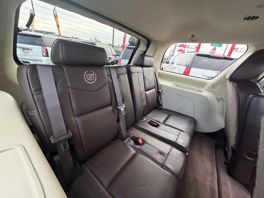2011 Cadillac Escalade Image 7