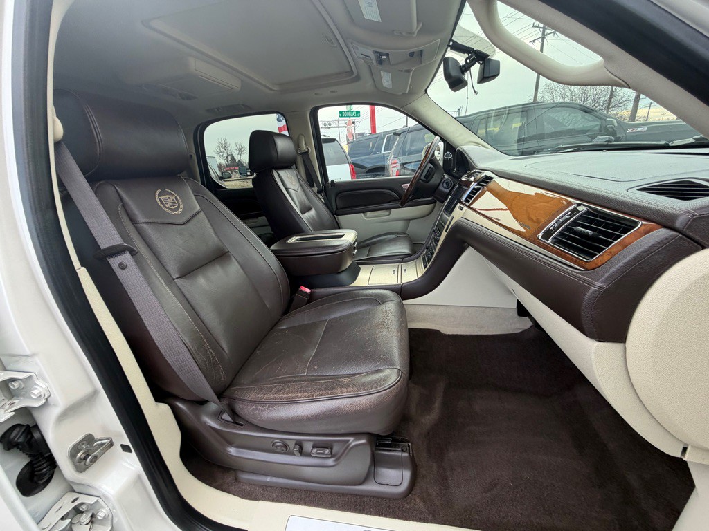 2011 Cadillac Escalade Image 9