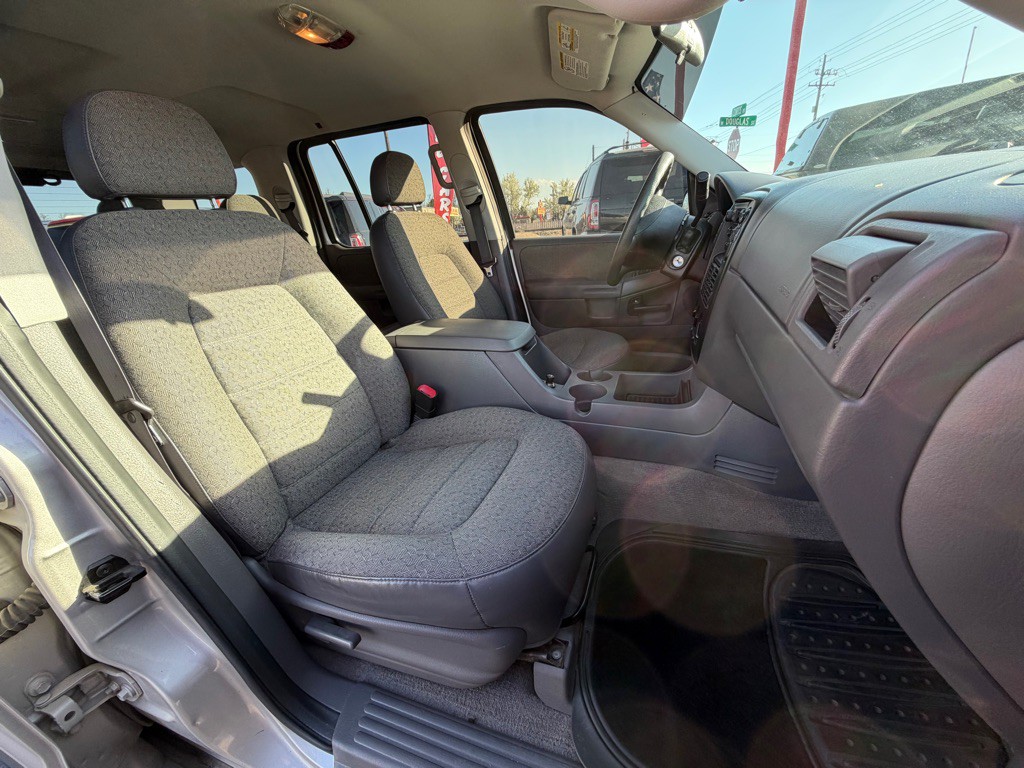 2004 Ford Explorer Image 8