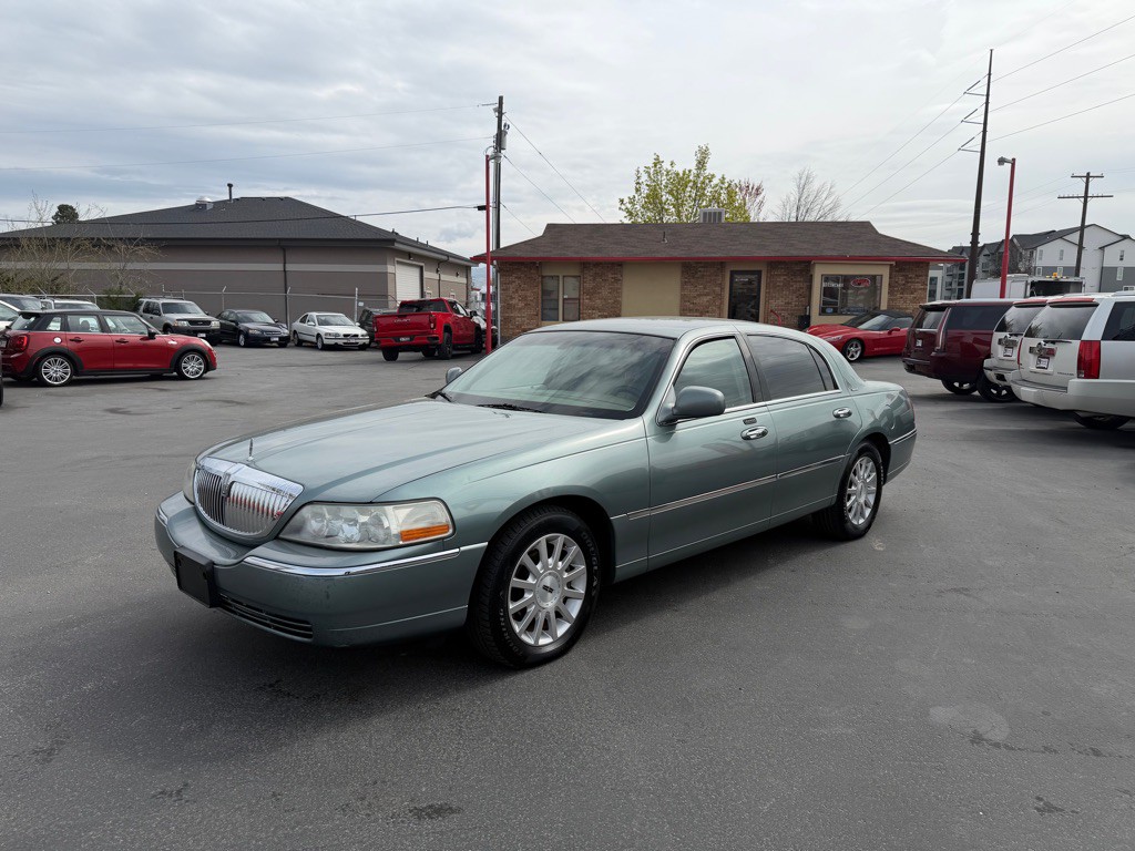 2006 Lincoln Town Car Image 2