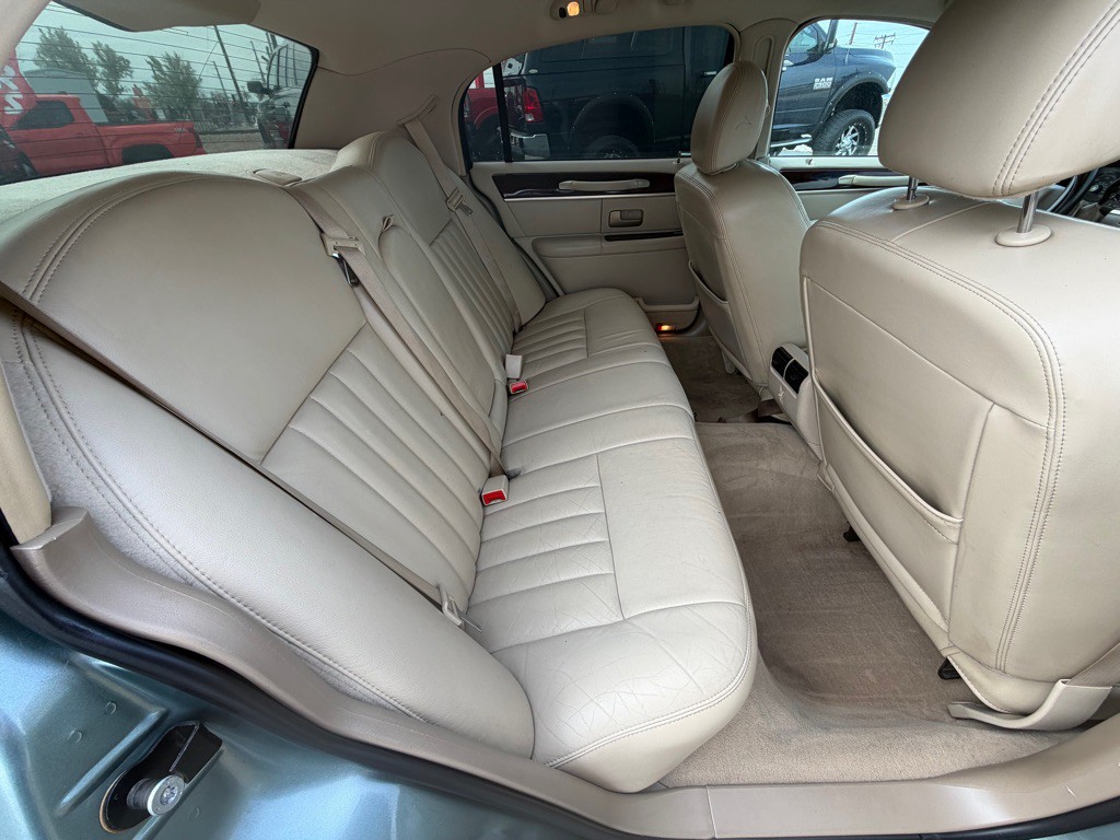 2006 Lincoln Town Car Image 8