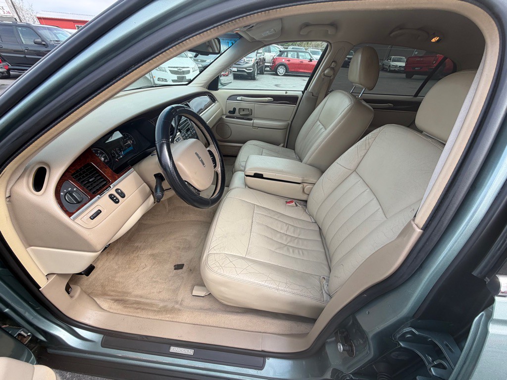 2006 Lincoln Town Car Image 9