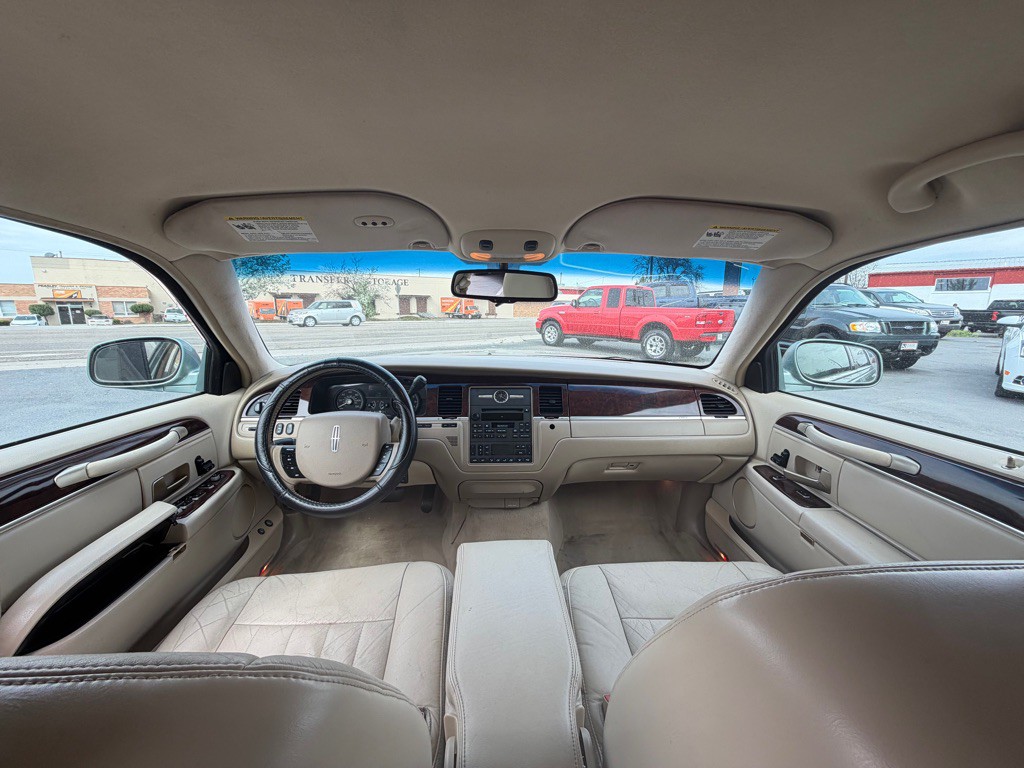 2006 Lincoln Town Car Image 10
