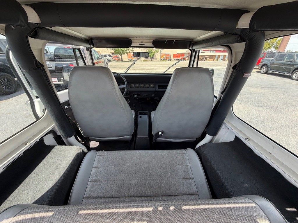 1995 Jeep Wrangler Image 10