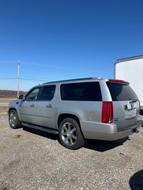 2011 Cadillac Escalade Image 4