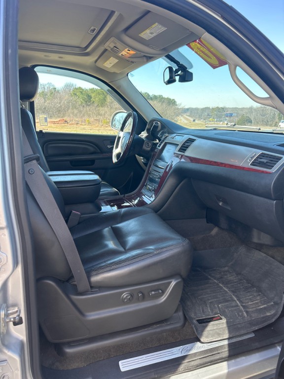 2011 Cadillac Escalade Image 8