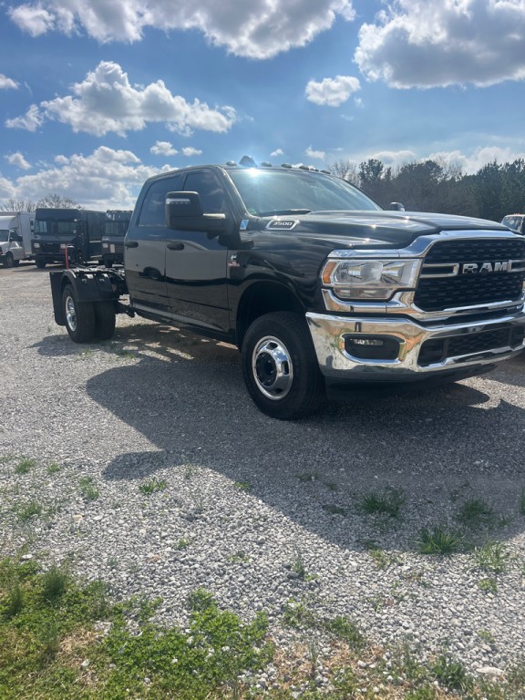 2024 RAM 3500 Image 3