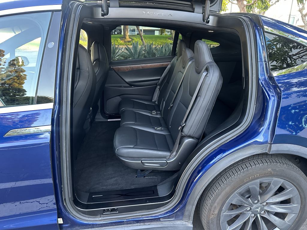 2017 Tesla Model X Image 10