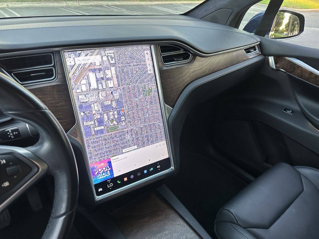 2017 Tesla Model X Image 22