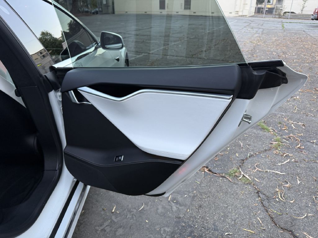 2017 Tesla Model S Image 31