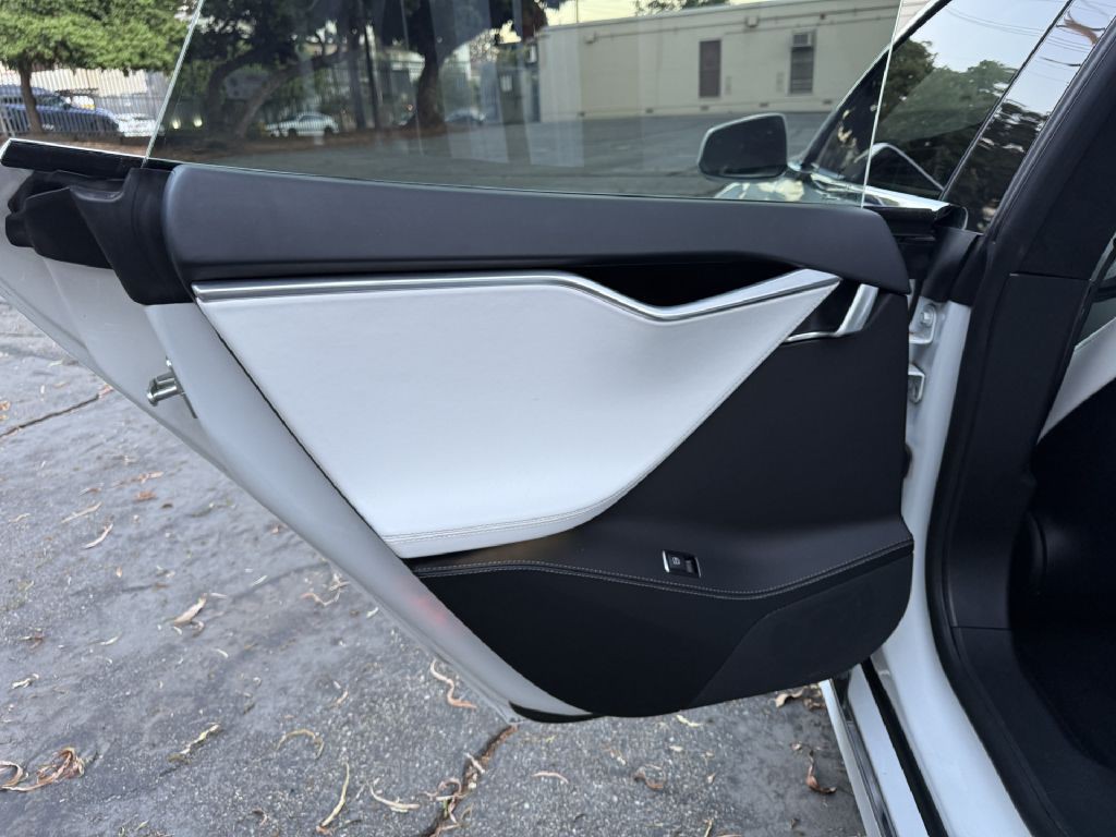 2017 Tesla Model S Image 32