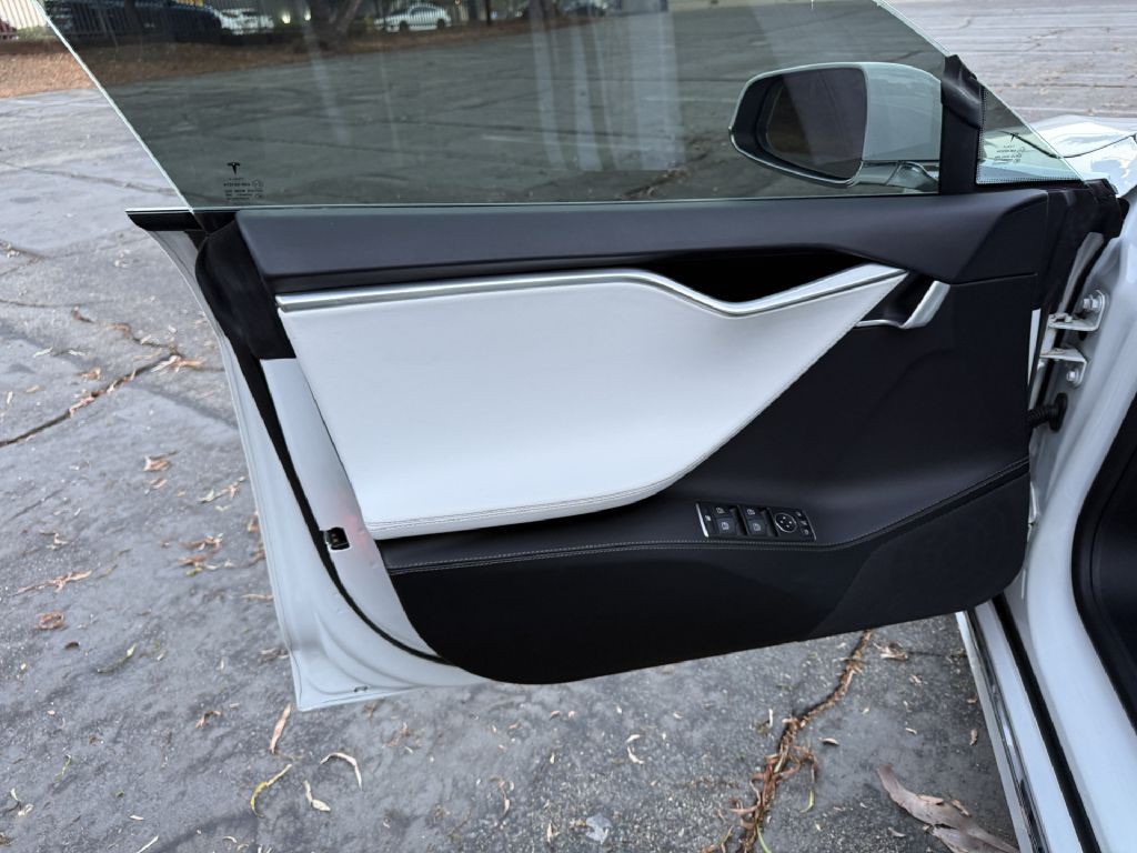 2017 Tesla Model S Image 35