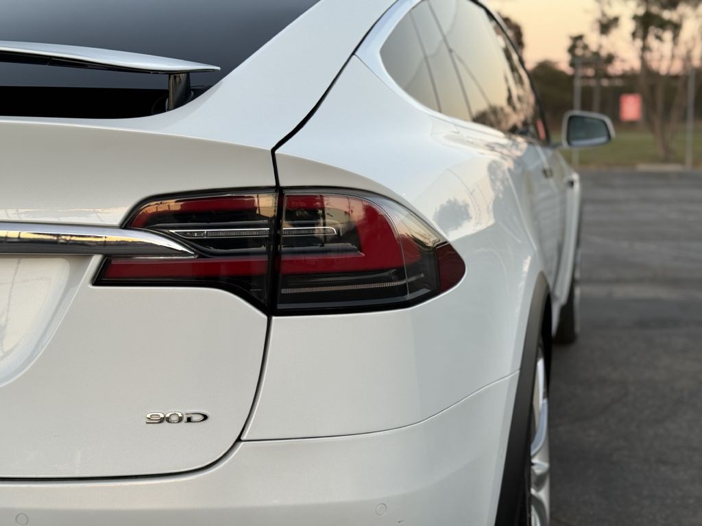 2017 Tesla Model X Image 10