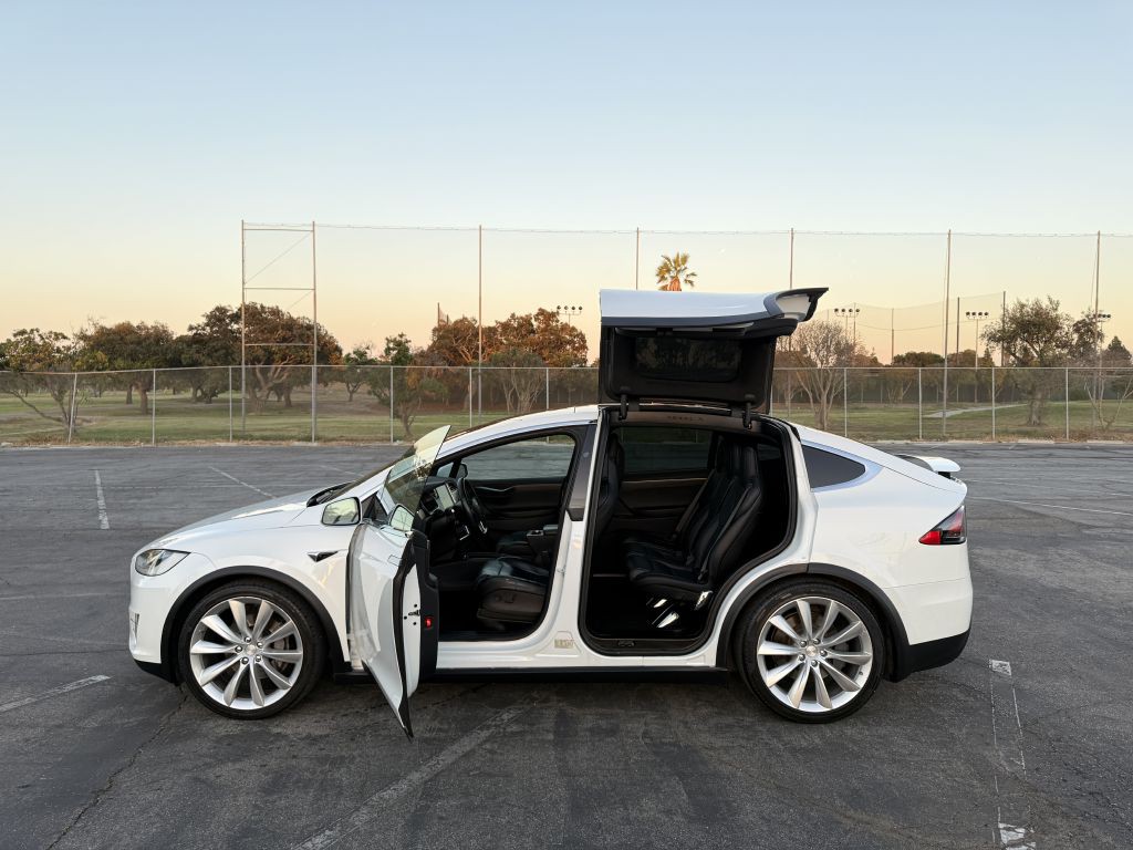 2017 Tesla Model X Image 11