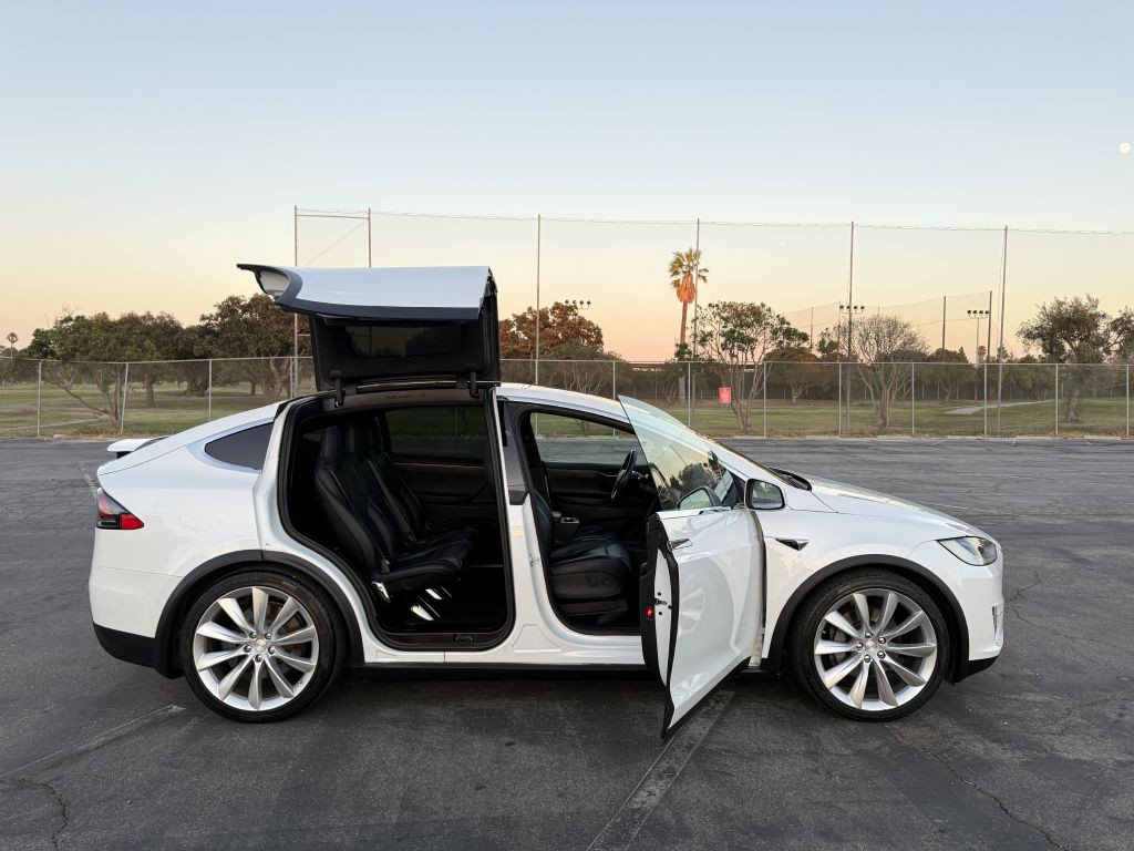 2017 Tesla Model X Image 12