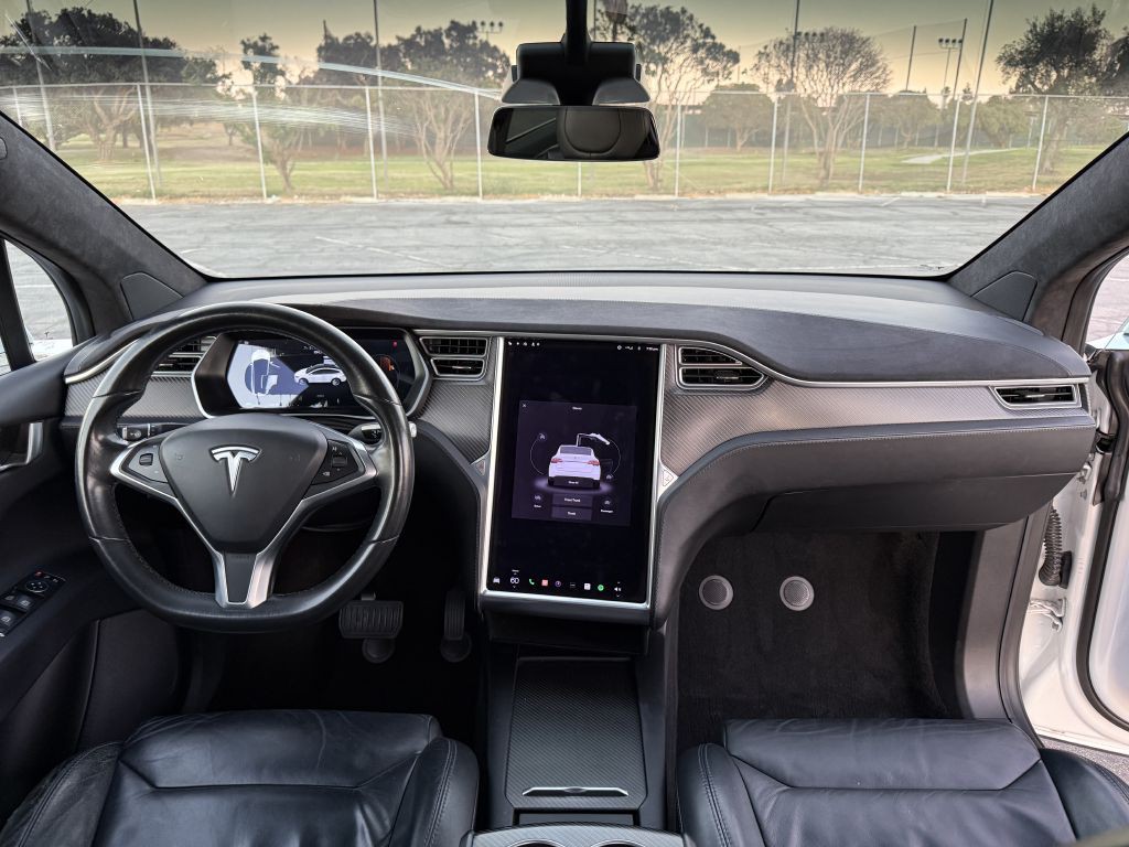 2017 Tesla Model X Image 14