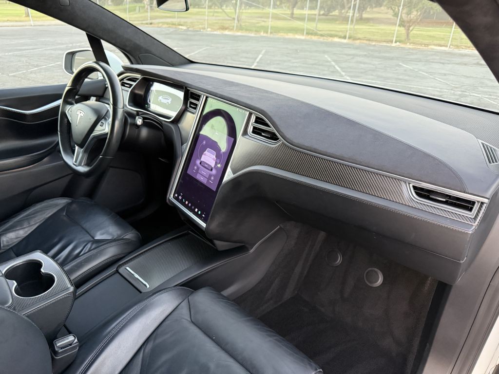 2017 Tesla Model X Image 15