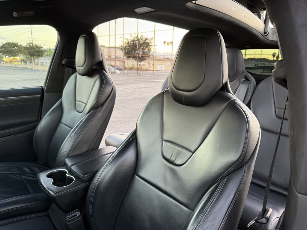 2017 Tesla Model X Image 16