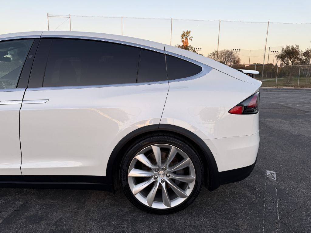 2017 Tesla Model X Image 31