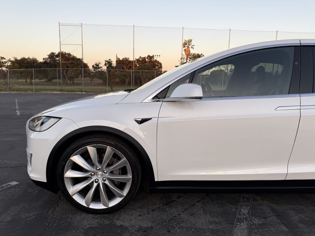 2017 Tesla Model X Image 32