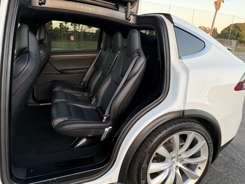 2017 Tesla Model X Image 33