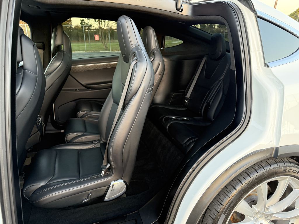 2017 Tesla Model X Image 34
