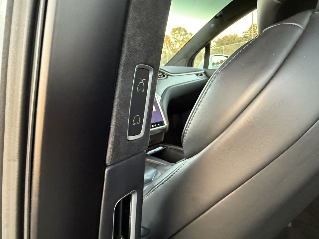 2017 Tesla Model X Image 35