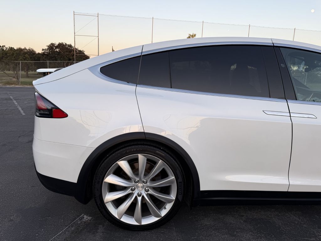 2017 Tesla Model X Image 37