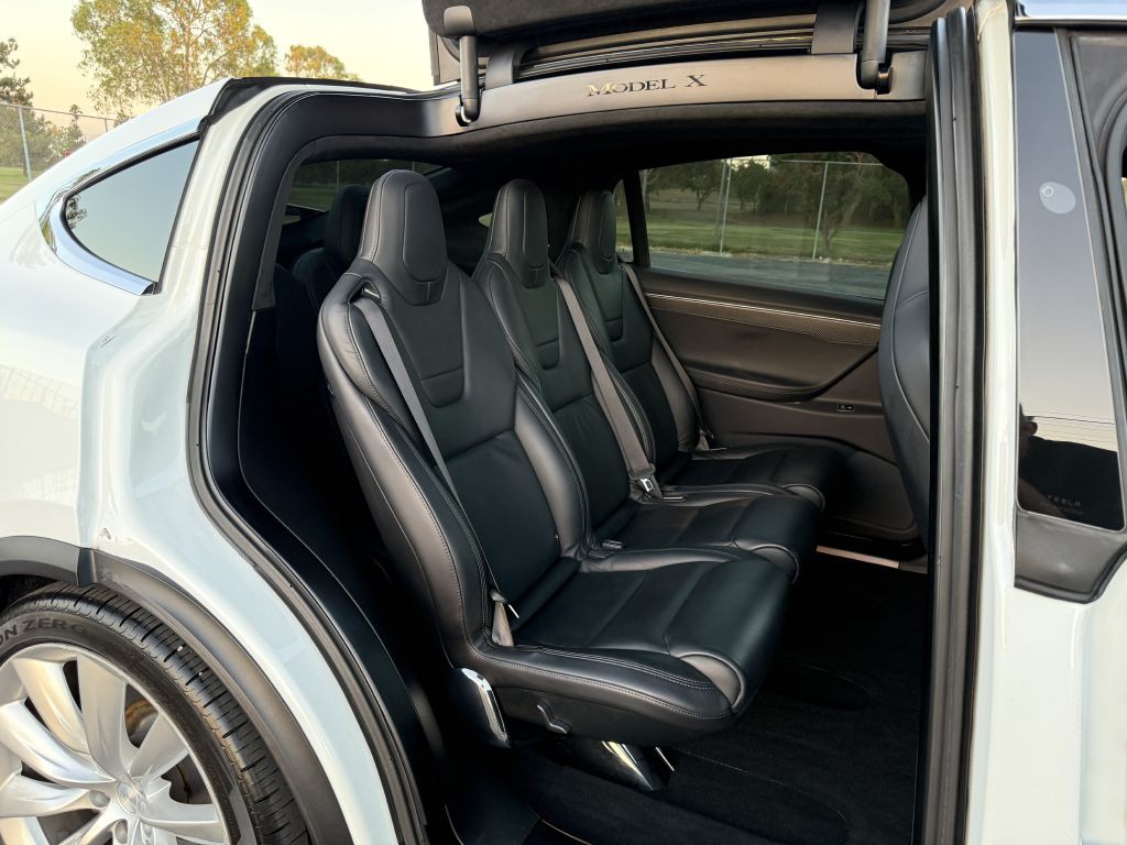 2017 Tesla Model X Image 39