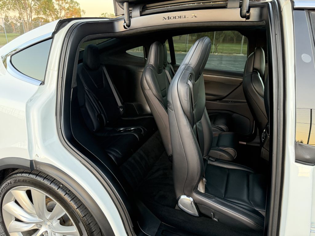 2017 Tesla Model X Image 40