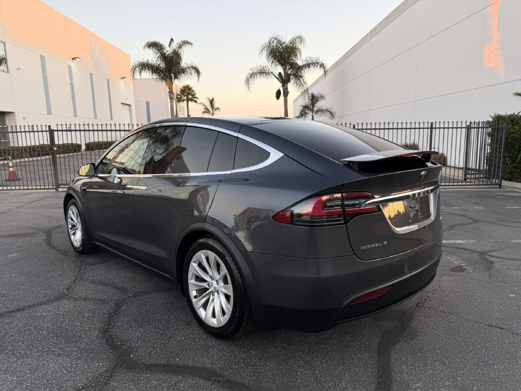 2017 Tesla Model X Image 8
