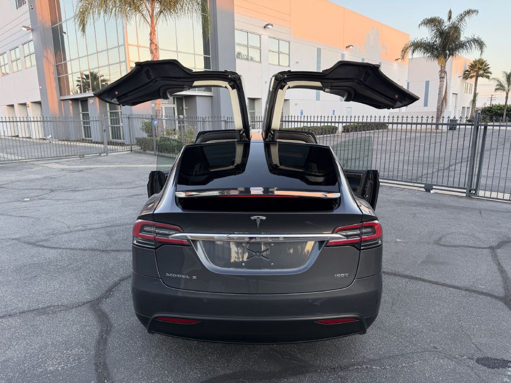 2017 Tesla Model X Image 10