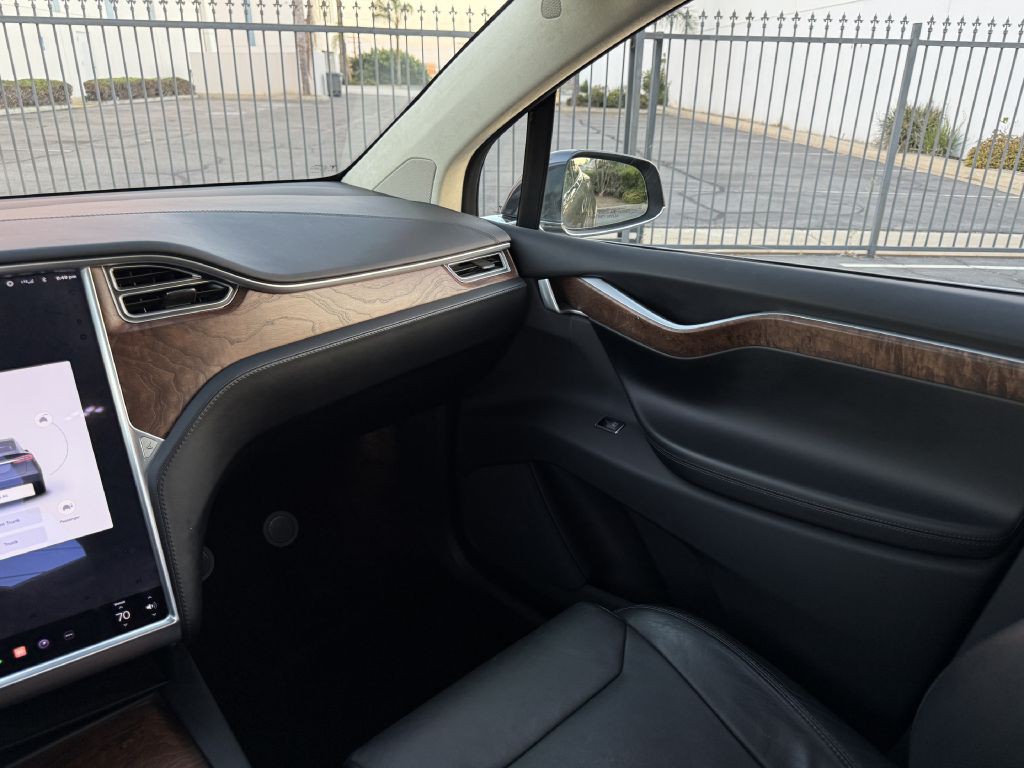 2017 Tesla Model X Image 12