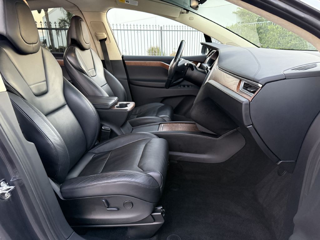 2017 Tesla Model X Image 15
