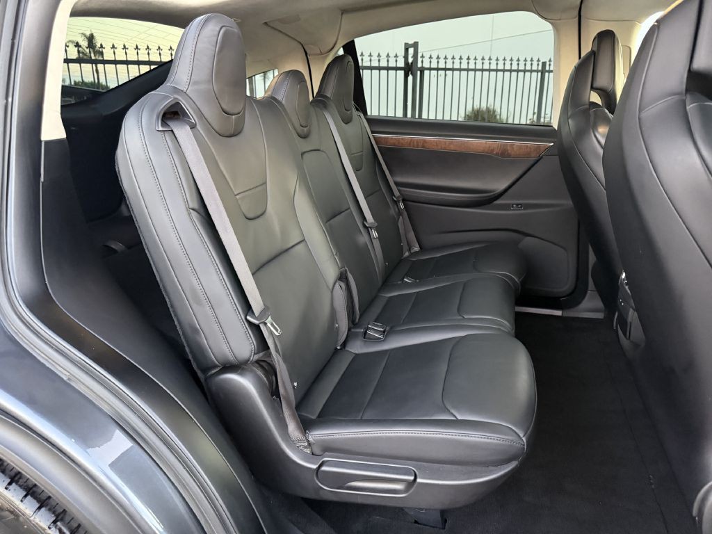 2017 Tesla Model X Image 16