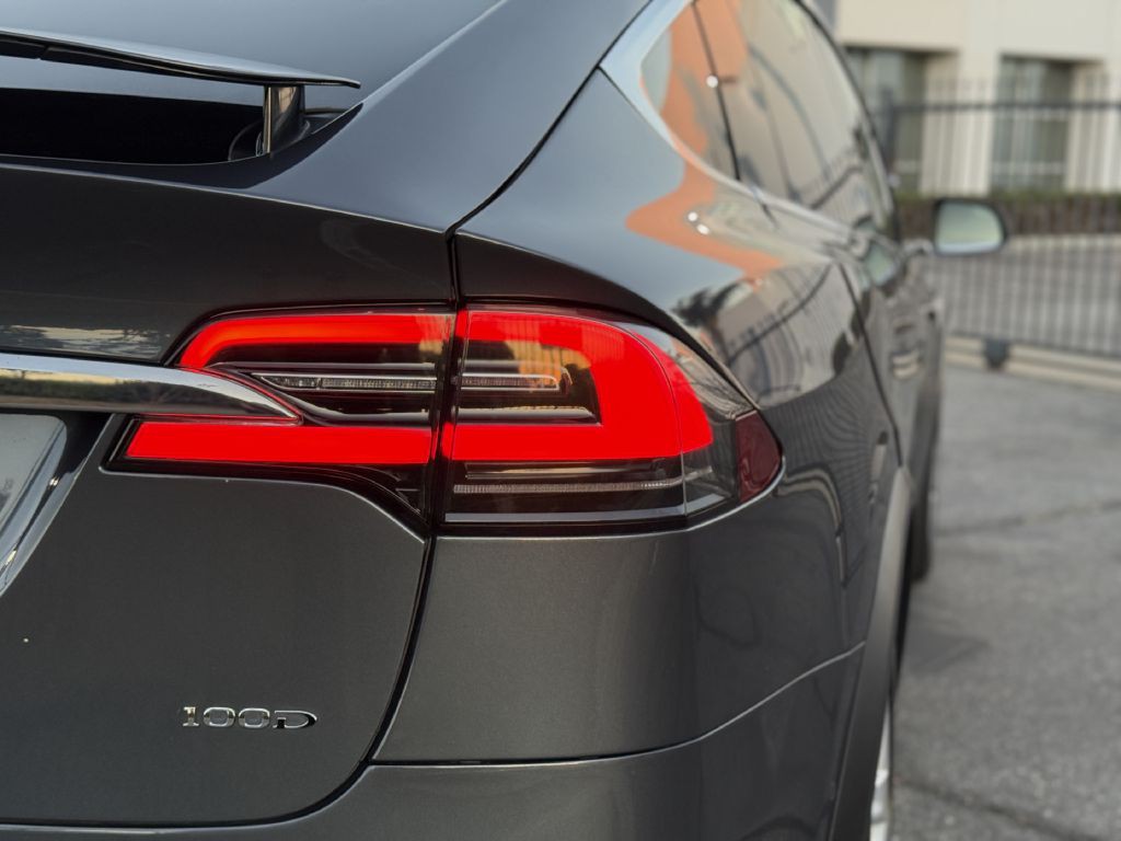 2017 Tesla Model X Image 21