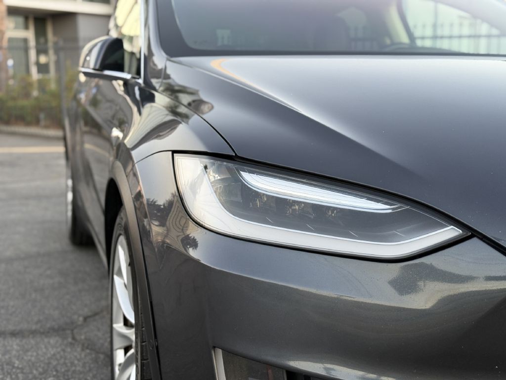 2017 Tesla Model X Image 22