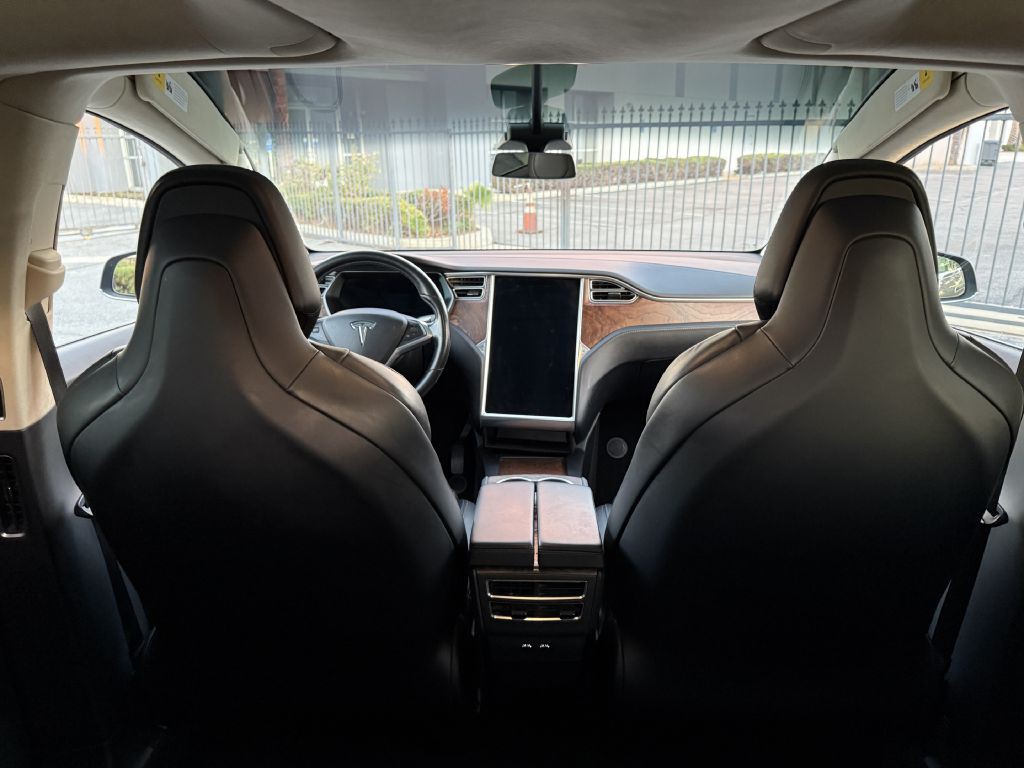 2017 Tesla Model X Image 31