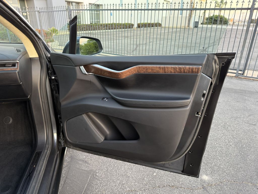 2017 Tesla Model X Image 32