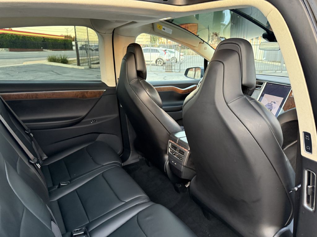 2017 Tesla Model X Image 33