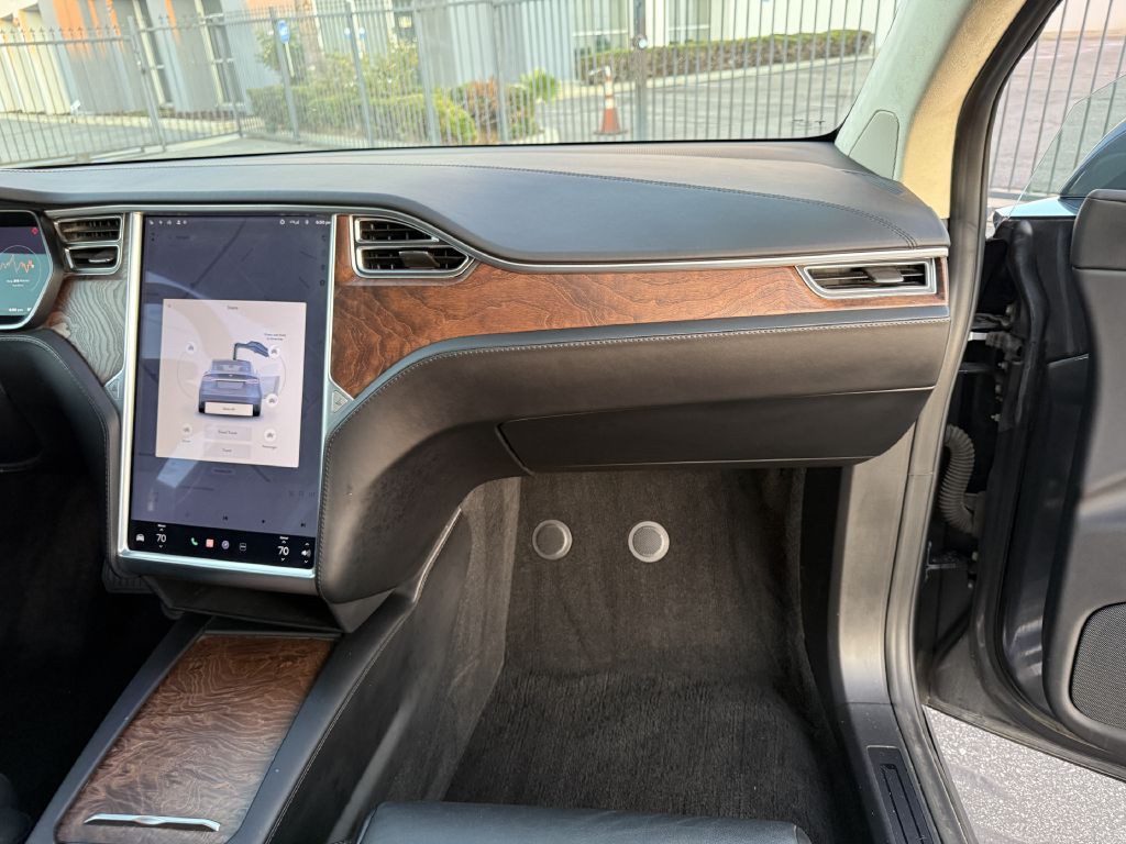 2017 Tesla Model X Image 35